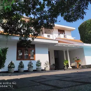 2* Couette-café Suriya Arana